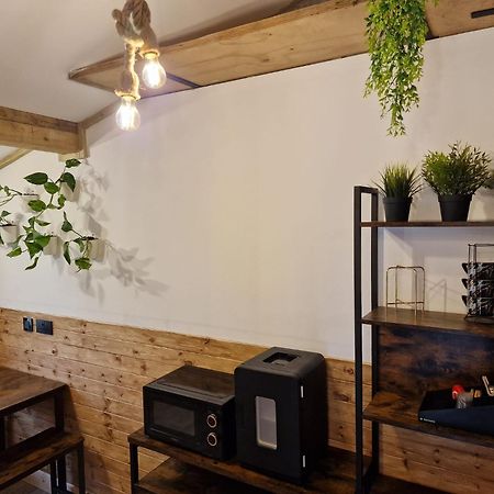 Two-Bedroom Cosy Country Lodge With Private Patio Greenhithe Extérieur photo