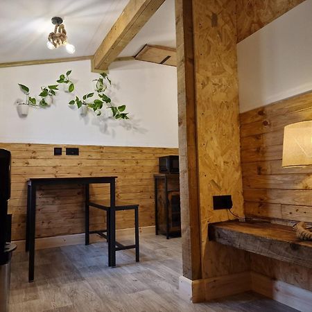 Two-Bedroom Cosy Country Lodge With Private Patio Greenhithe Extérieur photo