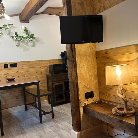 Two-Bedroom Cosy Country Lodge With Private Patio Greenhithe Extérieur photo