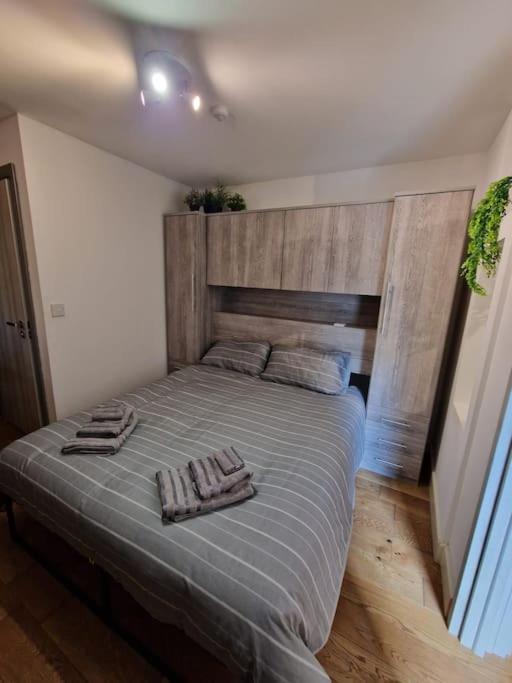 Two-Bedroom Cosy Country Lodge With Private Patio Greenhithe Extérieur photo