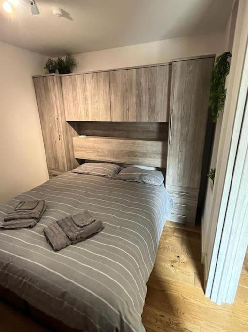 Two-Bedroom Cosy Country Lodge With Private Patio Greenhithe Extérieur photo