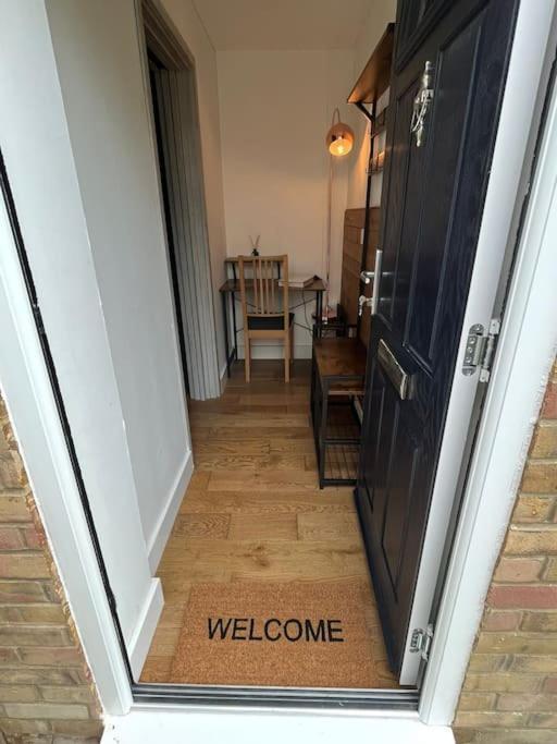 Two-Bedroom Cosy Country Lodge With Private Patio Greenhithe Extérieur photo