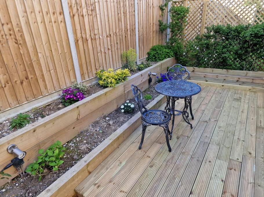 Two-Bedroom Cosy Country Lodge With Private Patio Greenhithe Extérieur photo