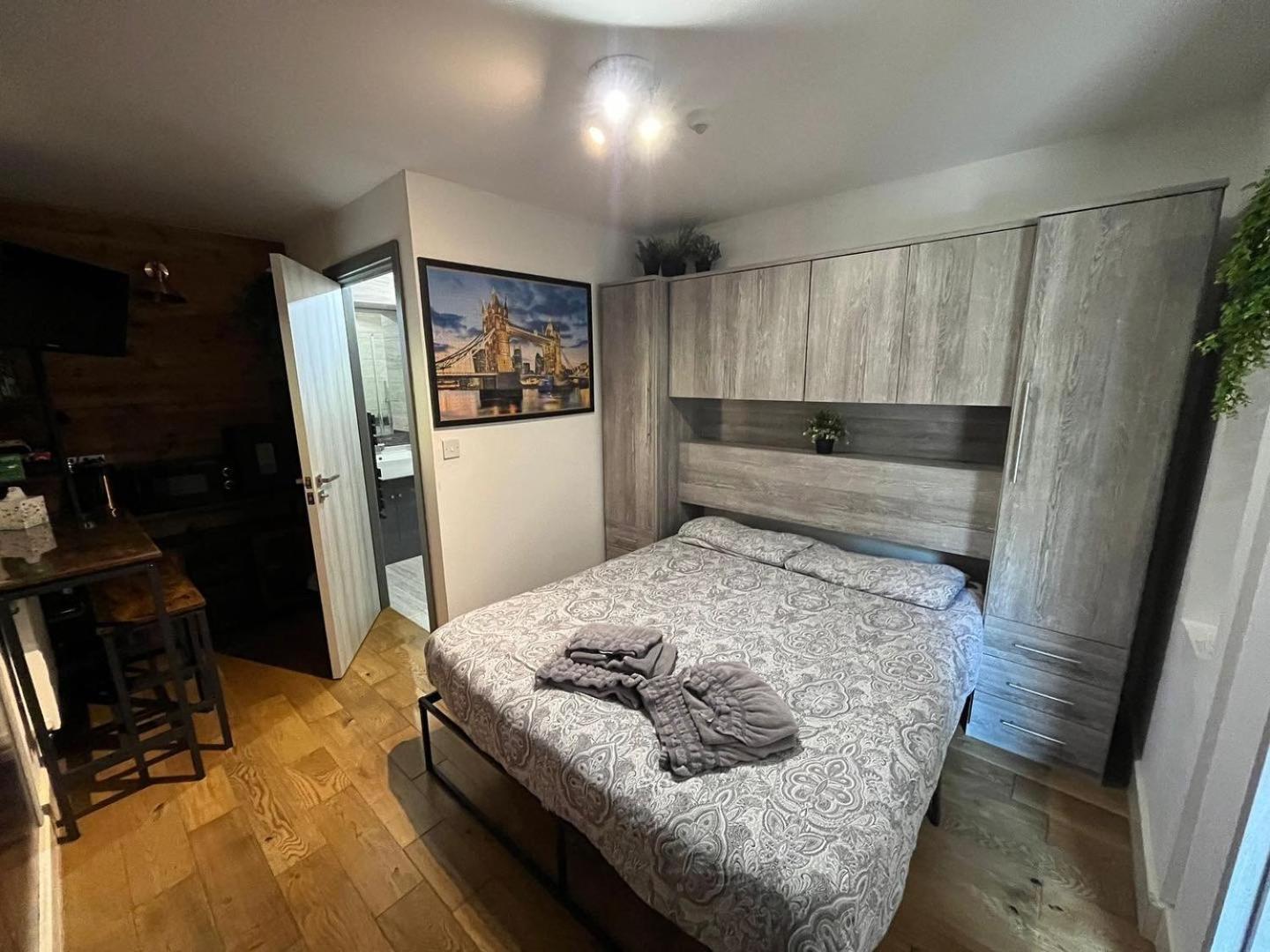 Two-Bedroom Cosy Country Lodge With Private Patio Greenhithe Extérieur photo