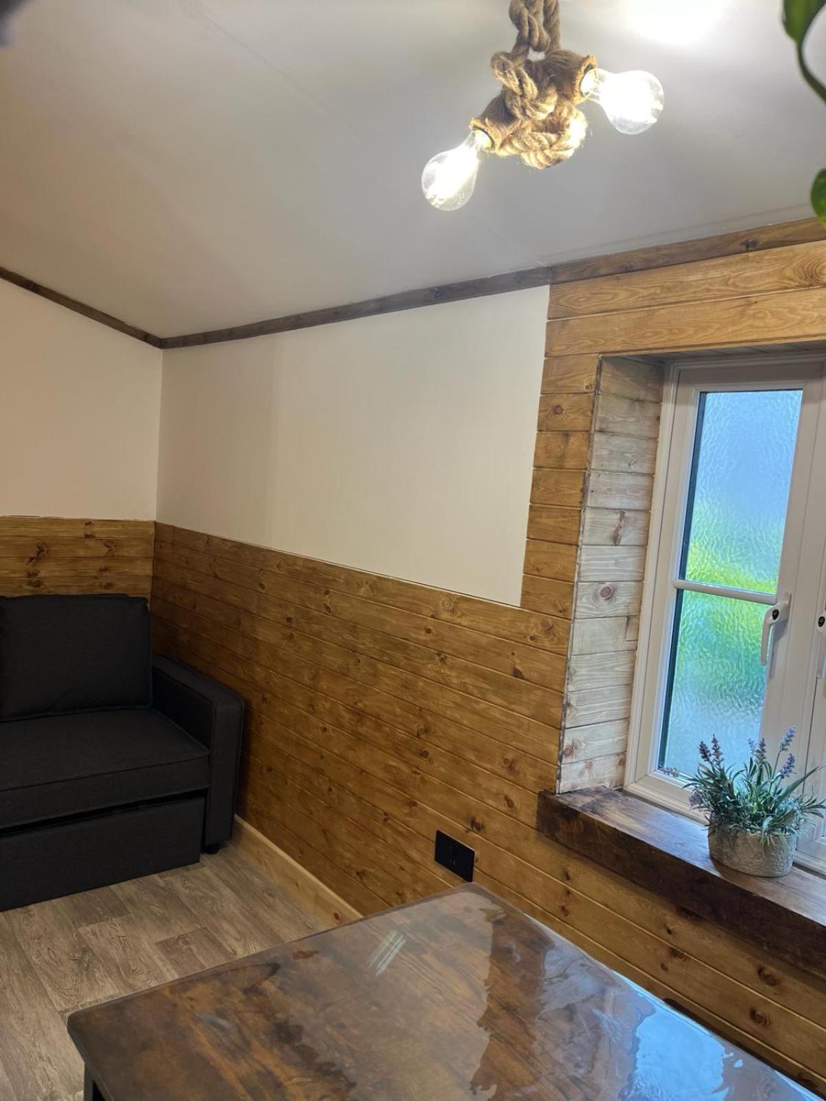 Two-Bedroom Cosy Country Lodge With Private Patio Greenhithe Extérieur photo