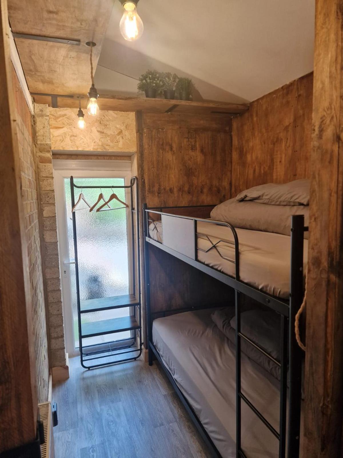 Two-Bedroom Cosy Country Lodge With Private Patio Greenhithe Extérieur photo